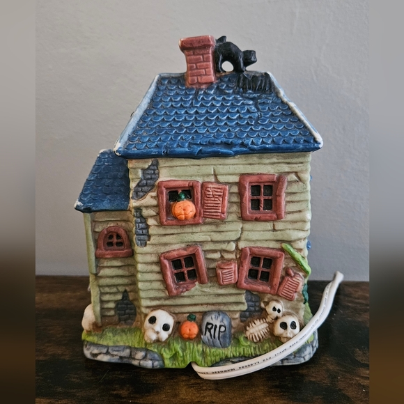Light-Up Haunted House Halloween Decor - Picture 4 of 12